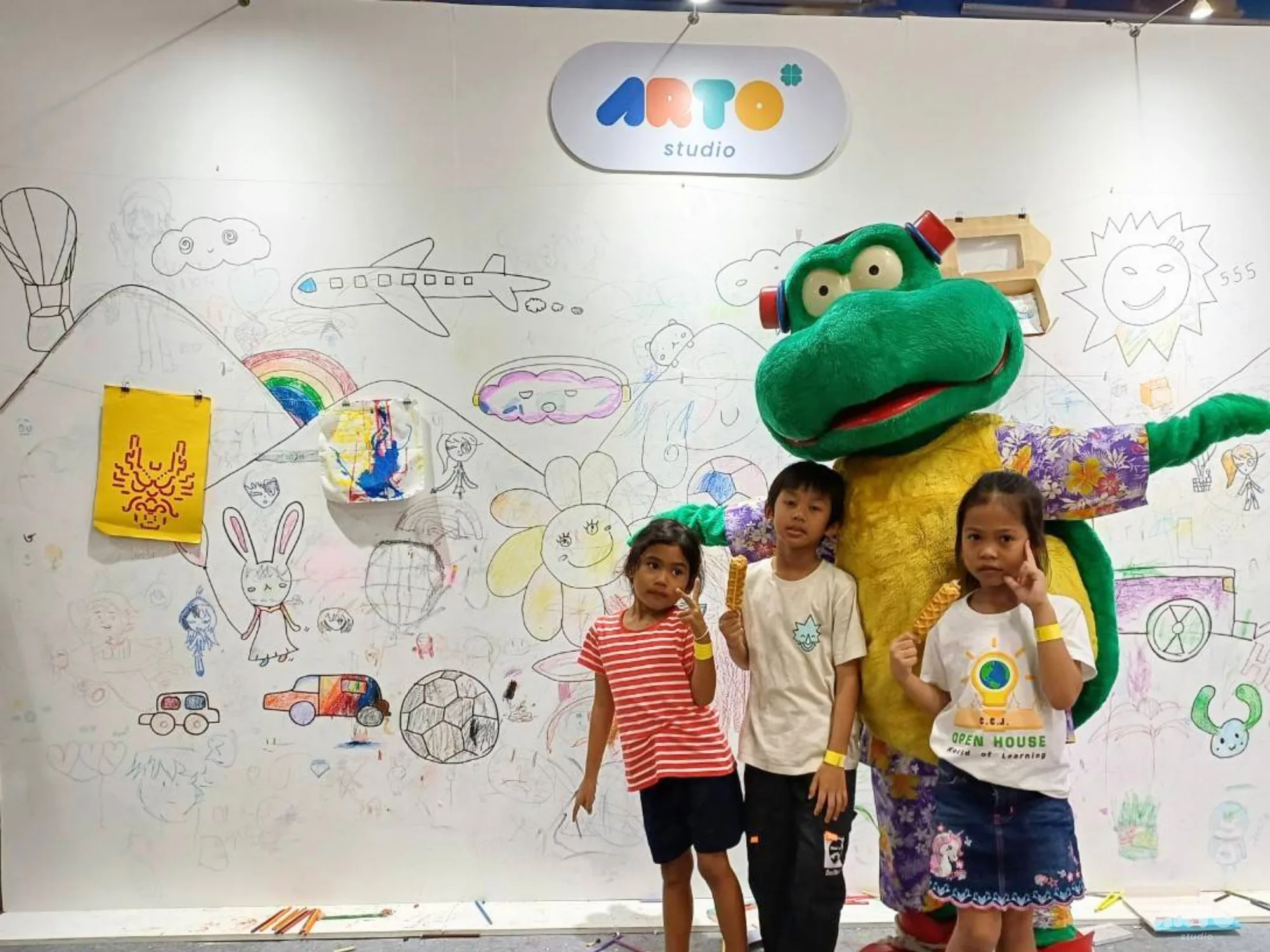 กำแพงวาดภาพร่วมกันในงาน