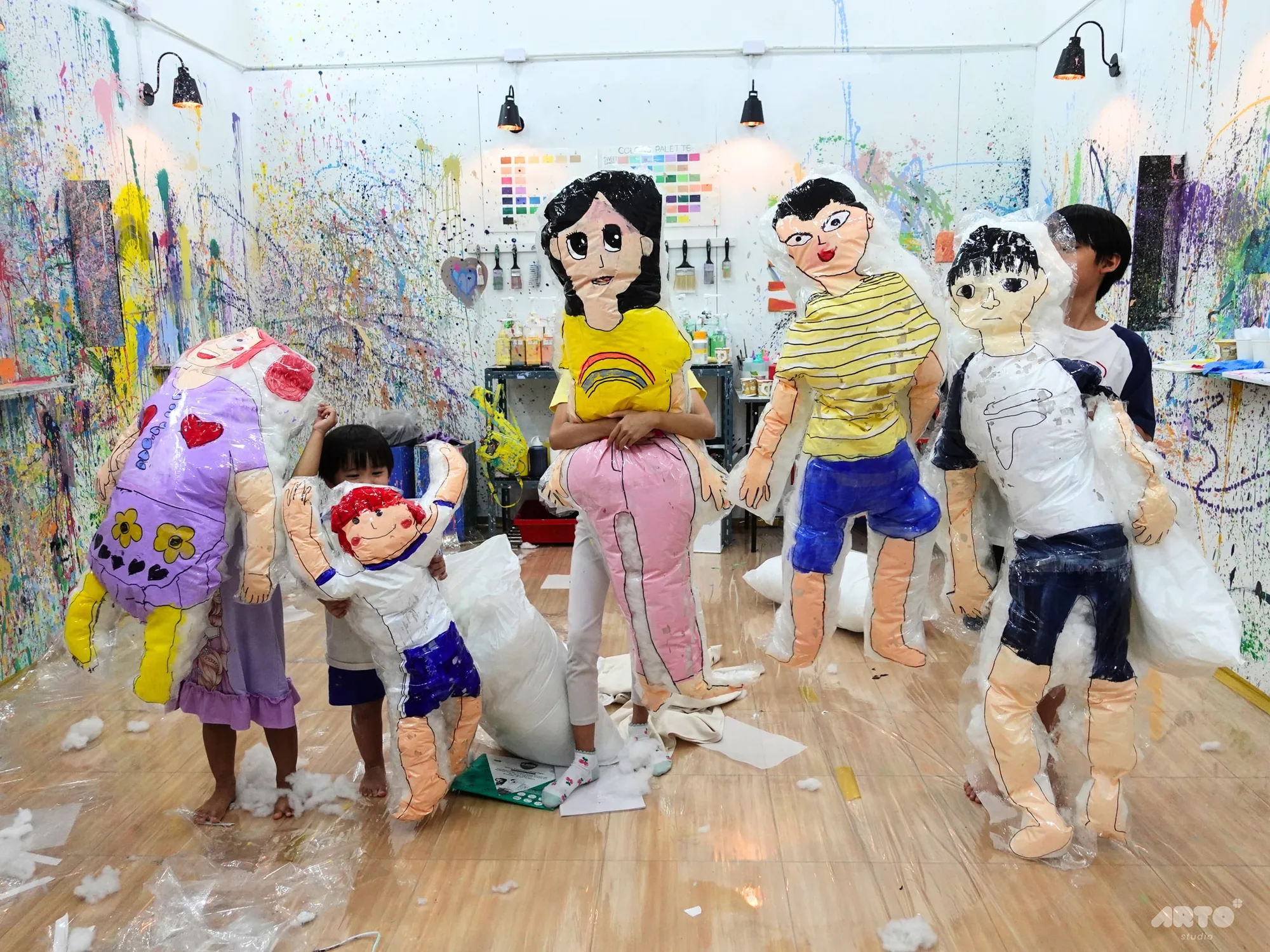 ตุ๊กตาตัวใหญ่ ผลงานกลุ่มของแคมป์