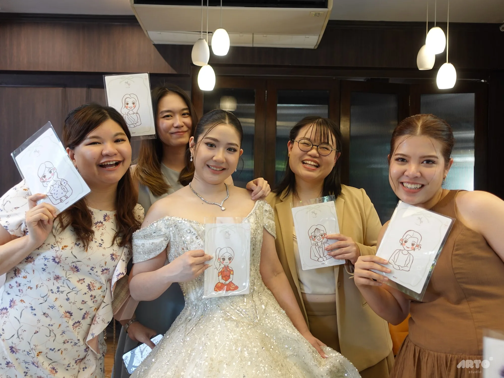 เจ้าสาวและเพื่อน ๆ กับผลงานในงาน